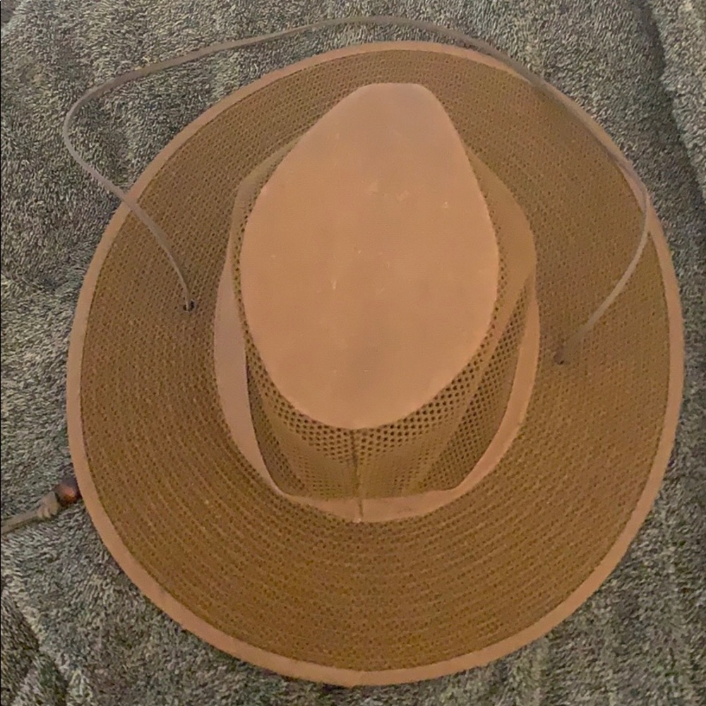 I’m selling a really good qualited hat